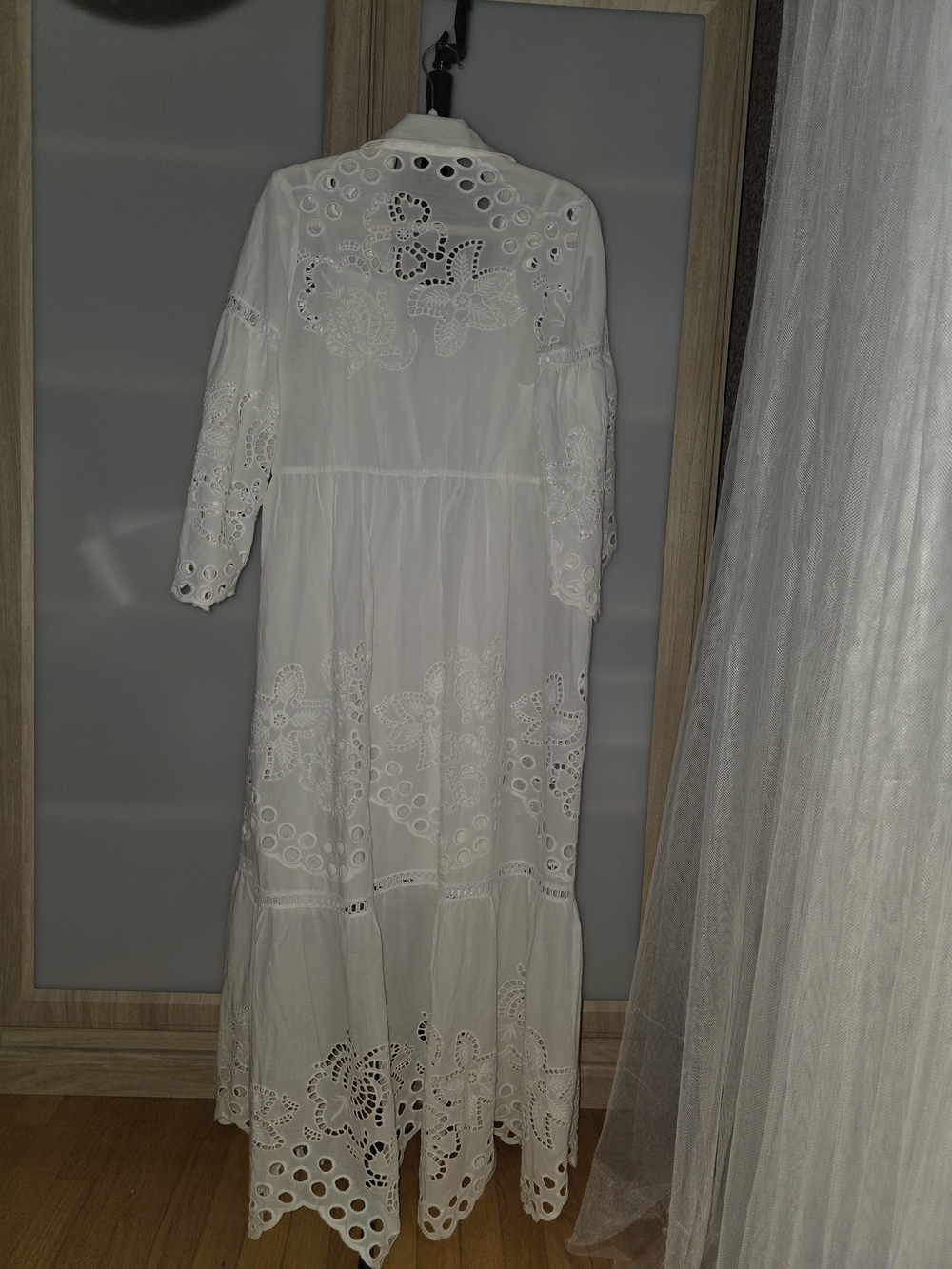 Elegant white Solitaire dress, button-front, featuring perforated trim Size M - Picture 2 of 7